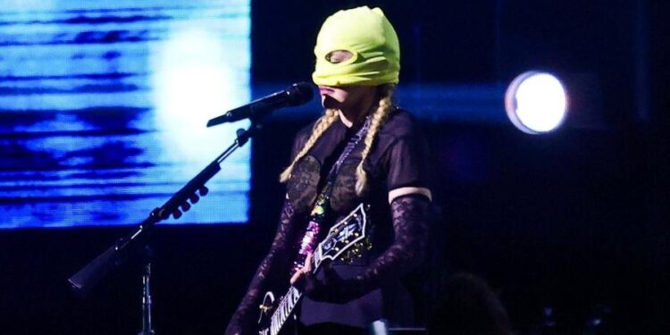 Madonna leva público ao delírio ao aparecer de máscara no super palco montado nas areias de Copacabana na noite desta quinta-feira, 02 - Foto: Reprodução