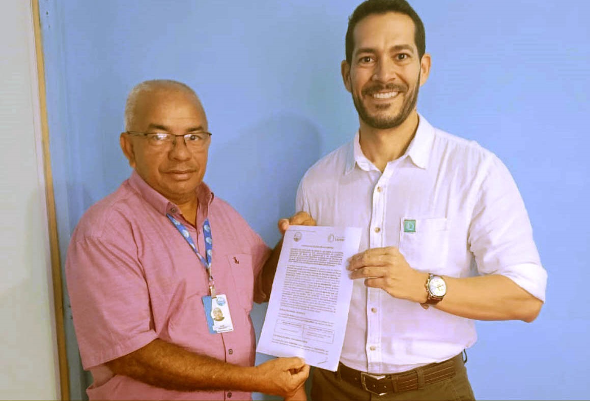O presidente do Sindhotéis-MA, Luiz Henrique Pereira da Silva, e o executivo comercial do Laboratório Lacmar, Victor Saraiva, celebrando a parceria firmada em prol da saúde dos associados do sindicato – Foto: Divulgação