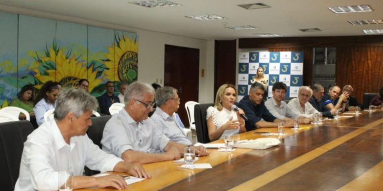 A vereadora Laudecy Coimbra (PL), deu as boas vindas aos jornalistas durante o encontro na Assembleia Legislativa do Tocantins – Foto: Joelma Cristina