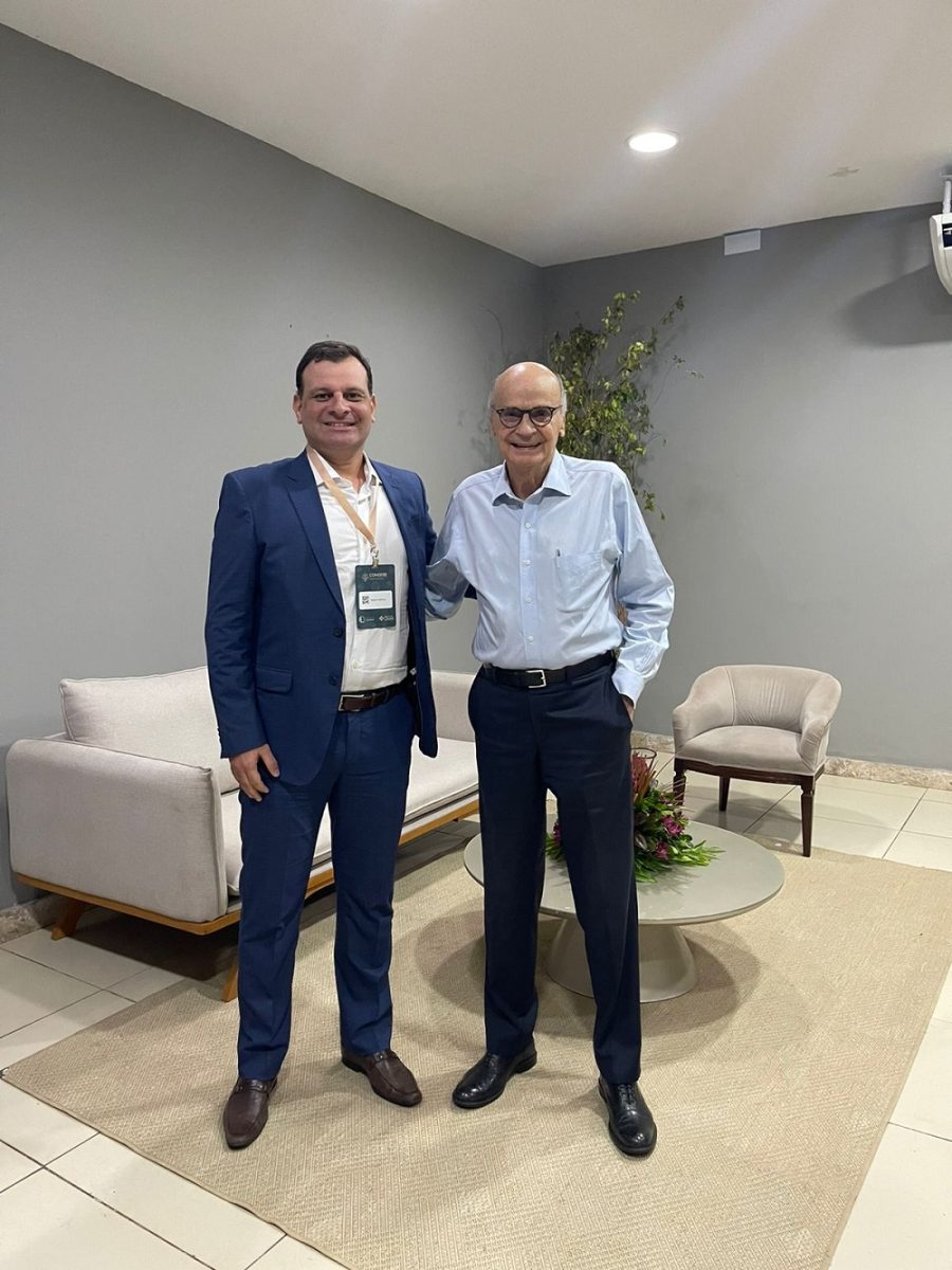 O diretor executivo do Natus Lumine Hospital e Maternidade, Tiago Fortes, com o o médico Dráuzio Varela, palestrante do COMSEBE - Foto: Divulgação