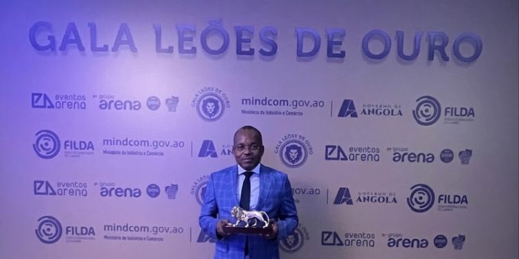 António dos Santos Domingos, Presidente do Conselho de Administração da TAAG durante premiação - Foto: Divulgação