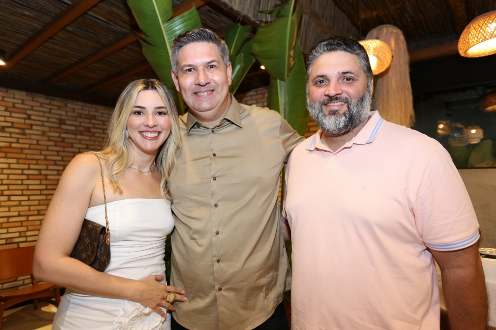 Os irmãos Milda Hermes e Eduardo Viana com Rodrigo Martins - Foto: Danielle Vieira