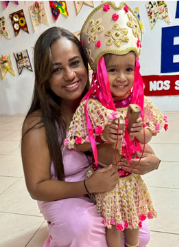 Amanda (mãe) e a filha Aghata (de Barriquinha) e que, antes, participou da exibição de cazumbás-mirins – Foto: Amarílis Cardoso Santos