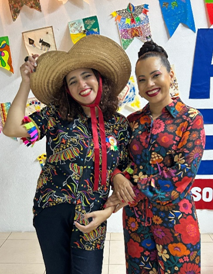 Tia Suzanne e Tia Vivi na frente do exitoso arraial junino da EduCare – Foto: Amarílis Cardoso Santos