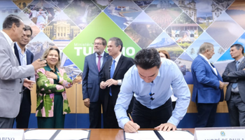 No ato da assinatura do acordo as presenças do ministro do Turismo, Celso Sabino e da Pesca e Aquicultura, André de Paula - Foto: Divulgação