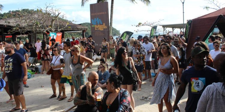 Durante todos os fins de semana de agosto, a praia de Encantadas vai ter apresentações de Jazz durante o dia todo - Foto: Divulgação