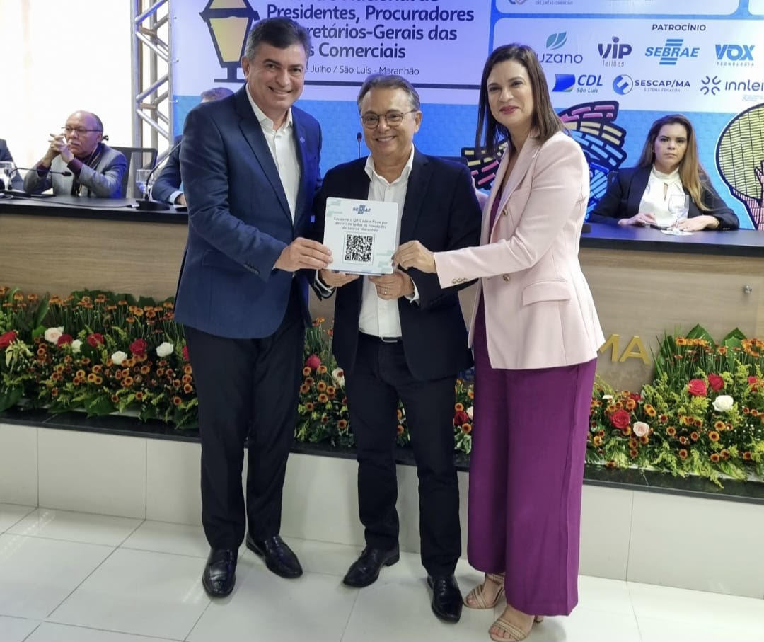 Albertino Leal entrega placa ao presidente Sérgio Sombra, ao lado da presidente da FENAJU, Gregória Benário – Foto: Divulgação