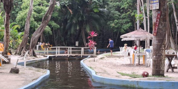 Balneários e restaurantes investem em espaços naturais. No detalhe, a beleza do Sítio Campina, no Município de Guimarães - Foto: Gutemberg Bogéa
