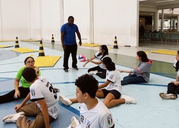 O professor Carlos Eduardo (Dudu) durante a prática do Vôlei adaptado na Escola COC – Foto: Divulgação
