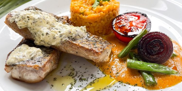 O prato de filé de tainha com arroz de siri é uma combinação perfeita de sabores do mar - Foto: Divulgação