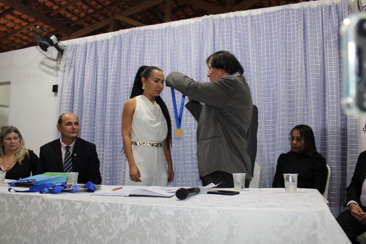Anita Machado Gomes recebe a Medalha Maria Firmina dos Reis das mãos do poeta e prosador José Ewerton Neto, secretário da AML – Foto: Divulgação