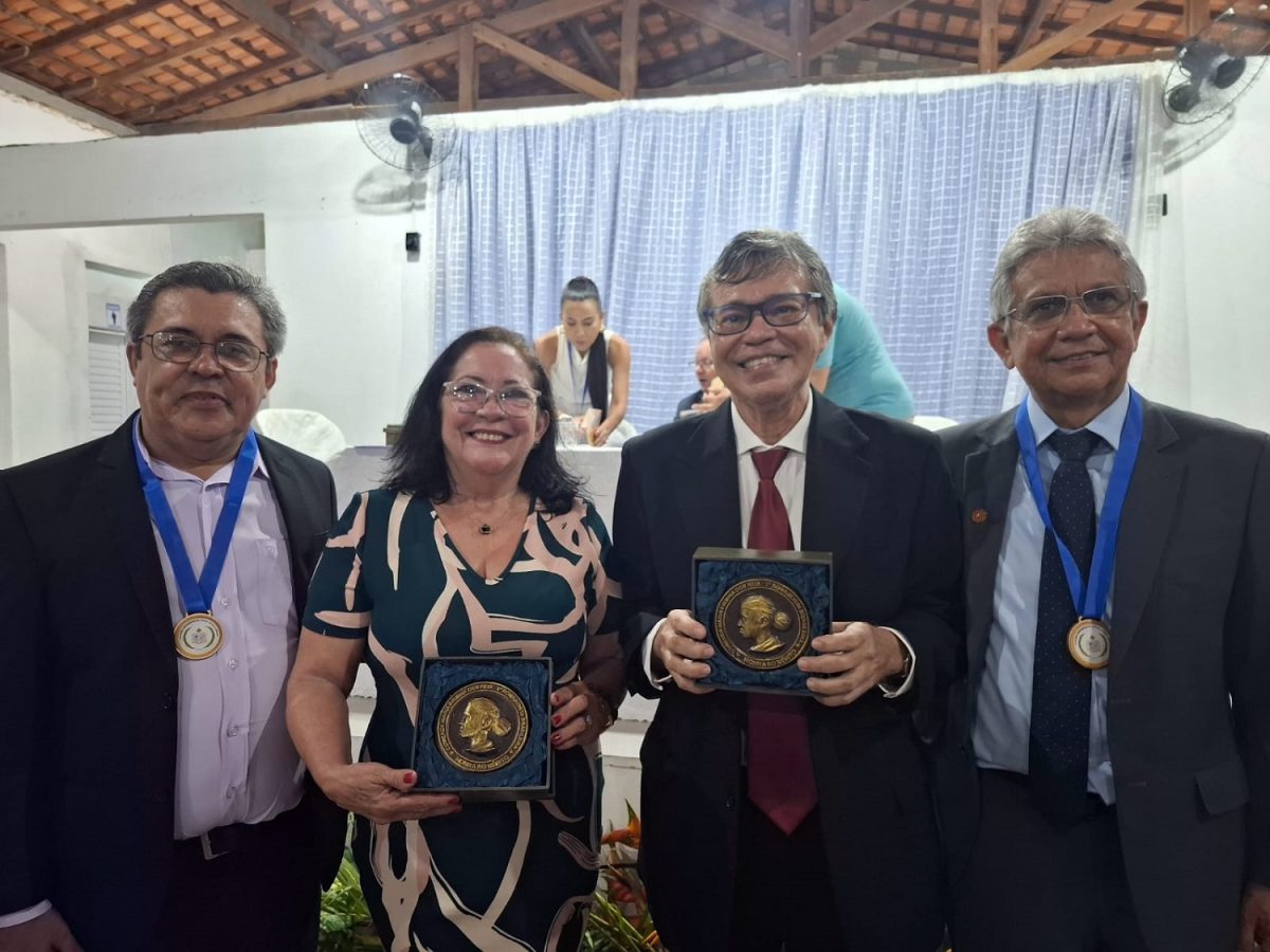 O Prefeito Osvaldo Gomes, Isabel Teixeira, Paulo Nogueira Filho e AgenorGomes, escritor, juiz de Direito, integrante do Instituto Histórico e Geográfico de Guimarães - Foto: Gutemberg Bogéa