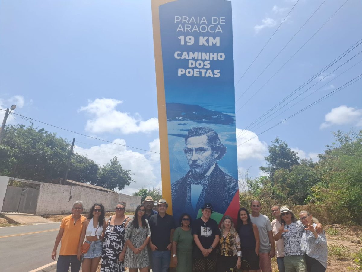 No Caminho do Poeta, uma pausa para uma pose com a lembrança venerada de Gonçalves Dias – Foto: Gutemberg Bogéa