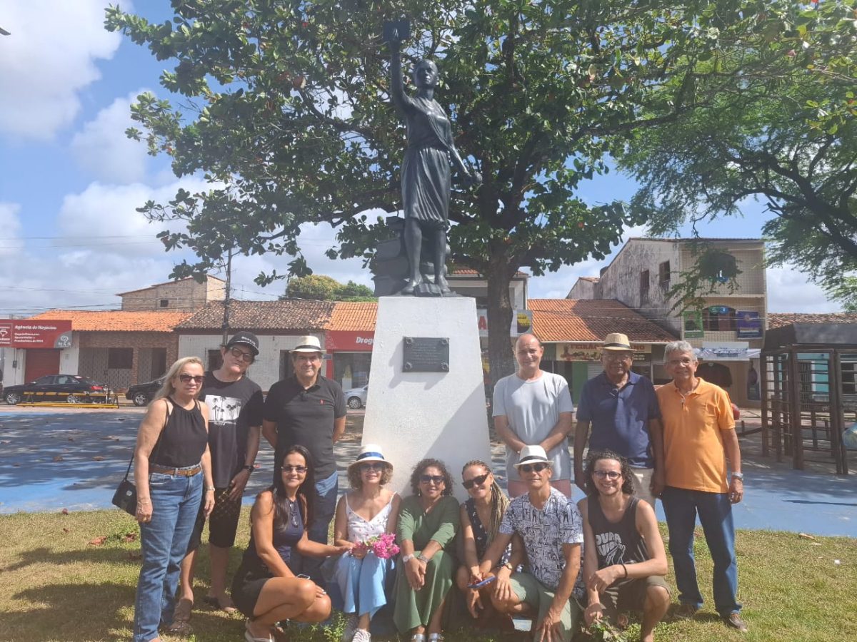 Poetas e prosadores emolduram a estátua reverenciada de Maria Firmina dos Reis, na Praça Luís Domingues – Foto: Gutemberg Bogéa