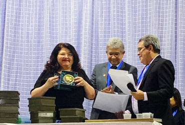Algemira de Macedo Mendes, escritora, professora da Universidade Estadual do Piauí (UESPI) e da Universidade Estadual do Maranhão (UEMA) recebendo medalha e diploma das mãos do Prefeito Osvaldo Gomes– Foto: Gutemberg Bogéa
