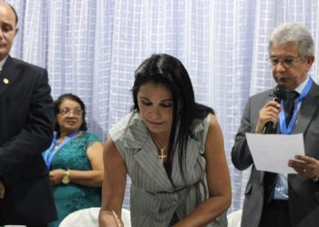 Um dos momentos mais belos e emocionantes na instalação da Casa de Sousândrade, em Guimarães.: a asssinatura de fundação da Academia - Foto: Iago Azevedo