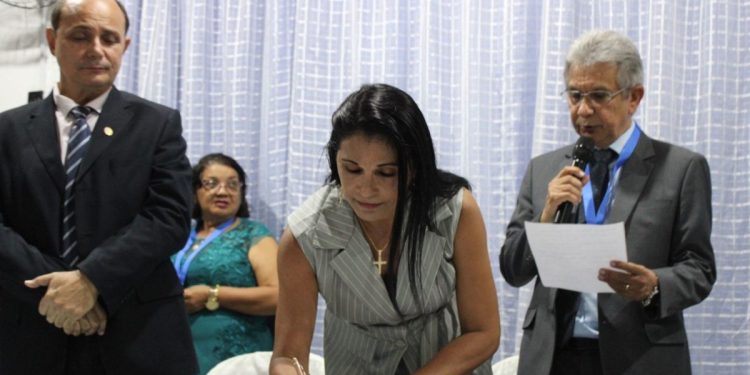 Um dos momentos mais belos e emocionantes na instalação da Casa de Sousândrade, em Guimarães.: a asssinatura de fundação da Academia - Foto: Iago Azevedo