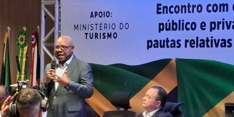 O Ministro do Turismo da Jamaica Edmund Bertlett durante fala no Auditório do Palácio Henrique de La Roque sob o olhar atento do Governador Carlos Brandão - Foto: Gutemberg Bogéa