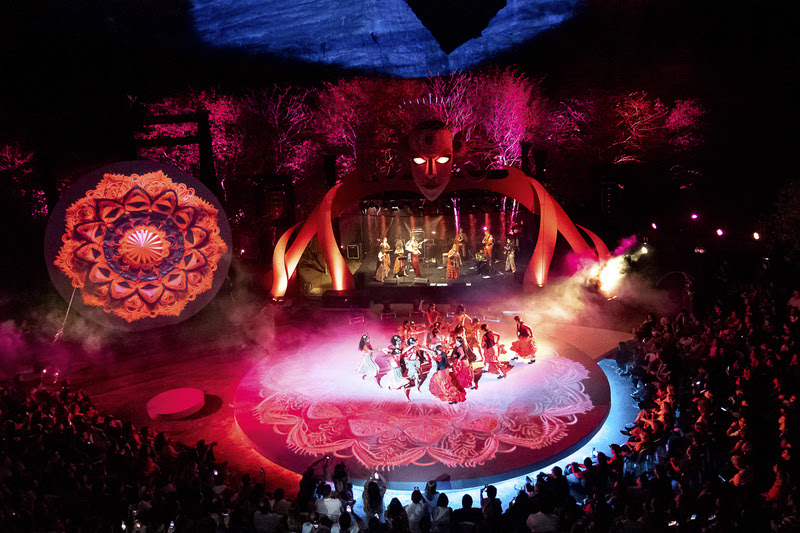 Palco montado em anfiteatro natural em meio ao Parque Nacional da Serra da Capivara - Foto: Joaquim Neto