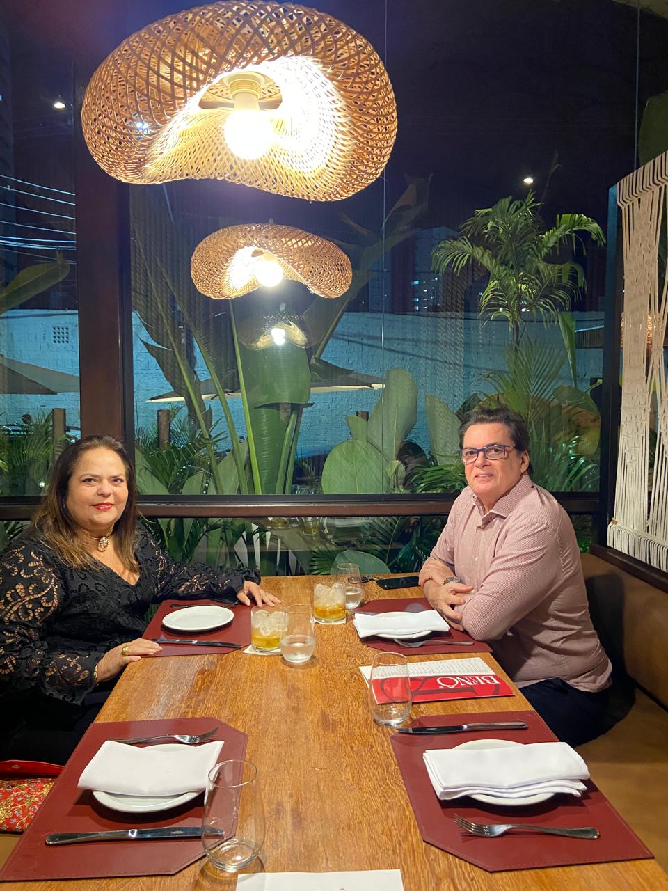 A procuradora de Justiça Mariléia Costa, Membro do Conselho Superior, com o marido, desembargador Gerson de Oliveira Costa Filho (TRT 16ª Região), que foram experimentar as delícias do novo Benô Restaurante - Foto: Divulgação