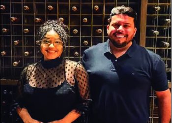 A cantora Sara Meireles faz pocket show especial no almoço de Dia dos Pais. Ao seu lado, o comandante do Villa do Vinho Bistrô, Werther Bandeira - Foto: Divulgação