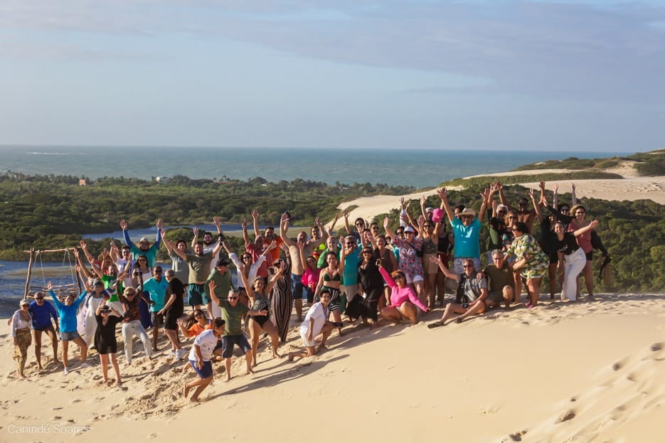 Grupo de jornalistas e comunicadores de turismo na Praia de Genipabu – Foto: Canindé Soares