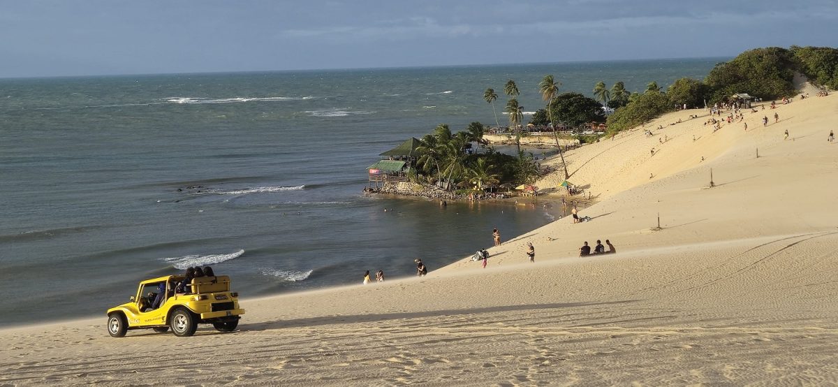Praia de Genipabu, um complexo de dunas e lagoas em uma área de proteção ambiental localizados no município de Extremoz - Foto: João Ramid