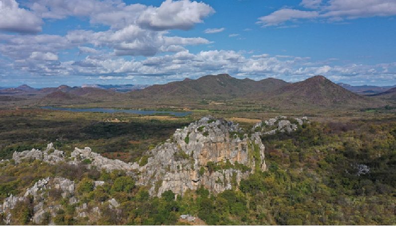 Casa pré-histórica de pedra no meio da Caatinga - João Ramid