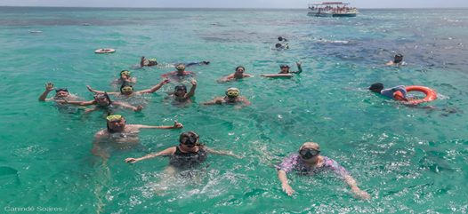 Experiência inesquecível em águas verdes em meio a plataforma de corais – Foto: Christina