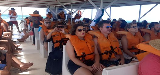 Embarcação segura e profissionais treinados para tranquilidade dos visitantes que escolhem o passeio de catamarã em mar aberto em Maxaranguape – Foto: Christina