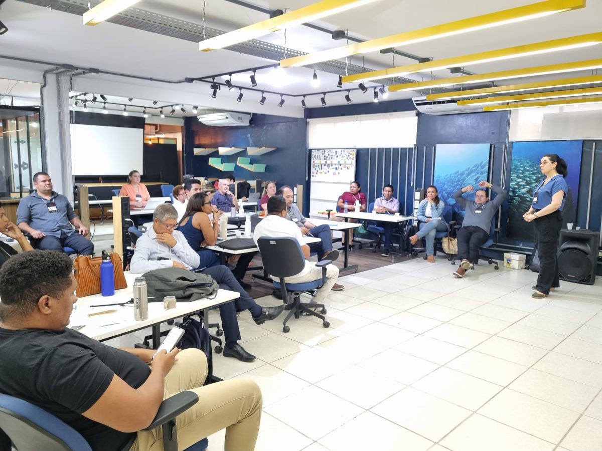 Facilitadora Regina Barrero conduzindo um dos módulos do seminário, focado em superação de desafios empresariais - Foto: Divulgação