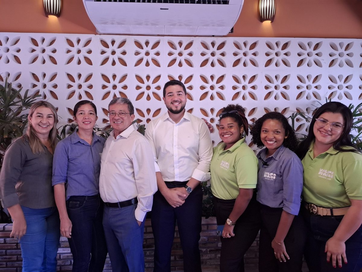 Os proprietários Carlos e Pablo Madeira com equipe de gerentes, comunicação e funcionários – Foto: Gutemberg Bogéa