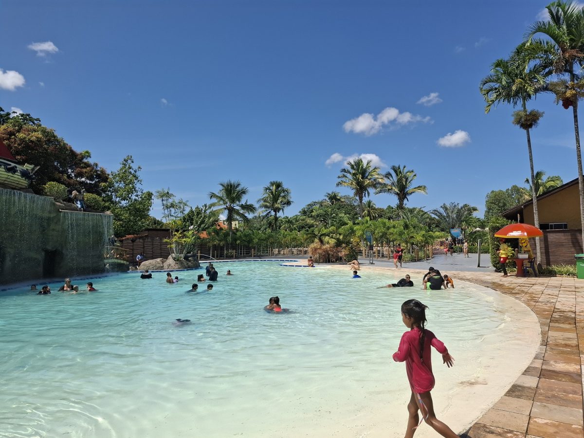 Com as altas temperaturas registradas no período, os parques aquáticos são uma opção de relaxamento e diversão em suas piscinas e espaços verdes - Foto: Gutemberg Bogéa