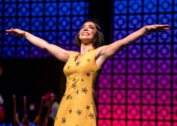 A atriz Laila Garin vivendo Elis Regina no espetáculo: entrega absoluta - Foto: Divulgação