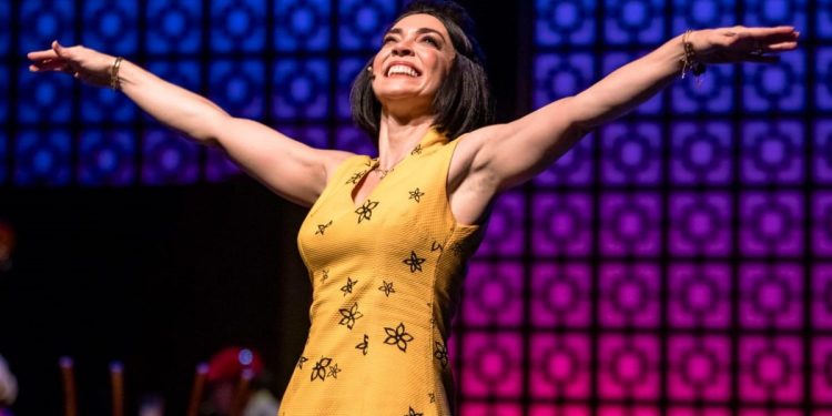 A atriz Laila Garin vivendo Elis Regina no espetáculo: entrega absoluta - Foto: Divulgação