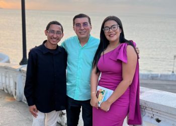 Willame Belfort, Dr. Fernando Melo e a poetisa Emanoely Santos – Foto: Gustavo Martins