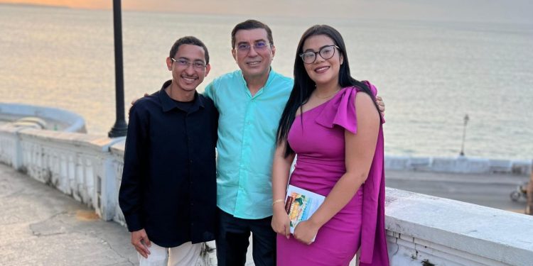 Willame Belfort, Dr. Fernando Melo e a poetisa Emanoely Santos – Foto: Gustavo Martins