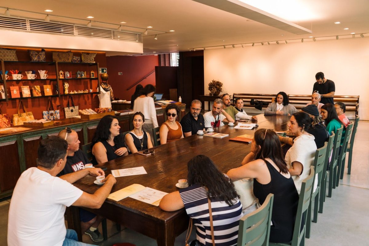 Designers e artesãos da 8a Edição da Semana Criativa de Tiradentes reunido no Museu de Sant’Ana, em Tiradentes - Foto: Divulgação