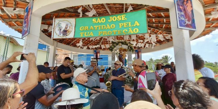 Os músicos da banda que acompanha a procissão tocam no coreto que fica no porto da cidade – Foto: Iago Azevedo
