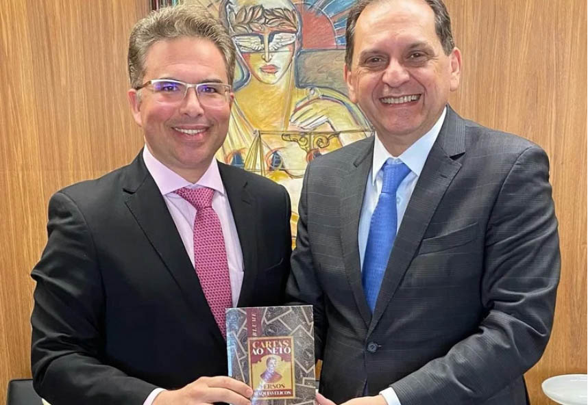 O advogado, poeta e escritor Daniel Blume presenteando seu livro “Cartas ao Neto” ao ministro do STJ, Reynaldo Fonseca – Foto: Divulgação