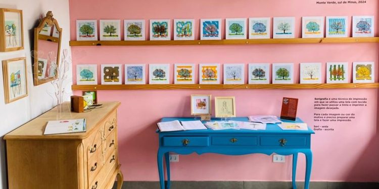 Quadro pintados em serigrafia da versão compactada da exposição “A Árvore do Dia”, em galeria de Monte Verde - Foto: Divulgação
