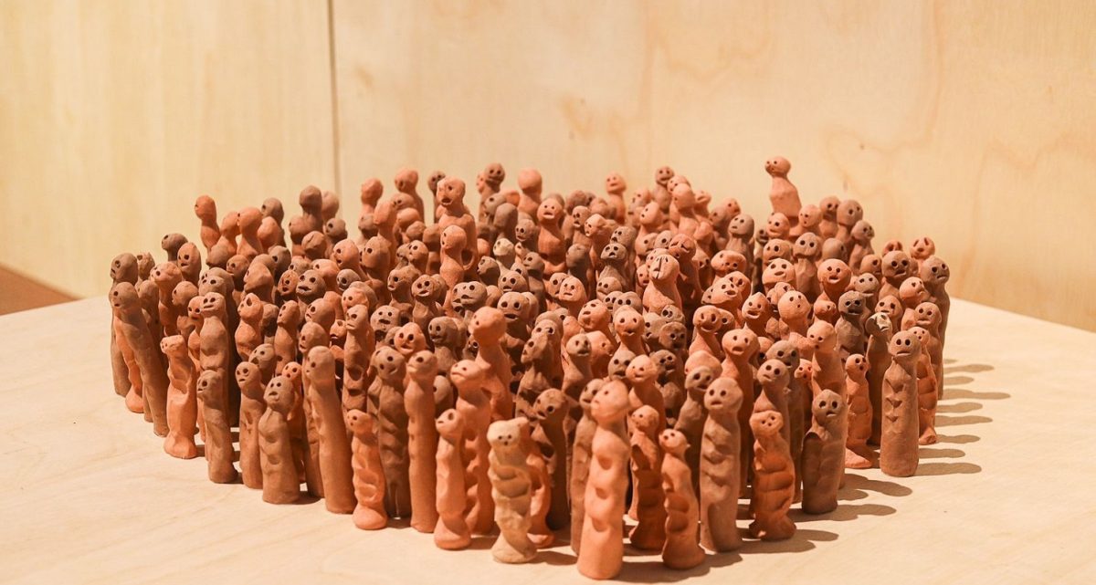 Instalação em cerâmica da artista plástica paraibana Maria das Neves, ressalta a produção de gênero do “Nordeste Expandido” – Foto: Divulgação