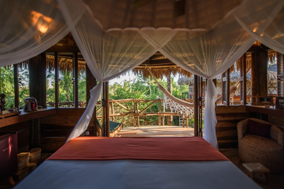 Unidades com varanda privativa, espaços para redes e paredes de tijolos de barro que criam um ambiente rústico -  Foto: Marcelo Isola