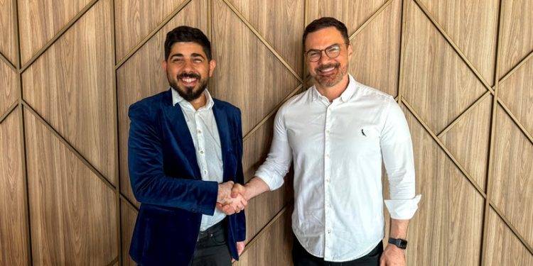 Rhander Fujarra (Diretor Comercial e Novos Negócios do Woohoo) e Danilo Godoy (diretor de Marketing e Produtos da Universal Assistance) - Foto: Divulgação