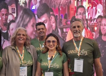 No estande de Canoa Quebrado/CE, a cordialidade dos empreendedores, Andréa Carla (Secretária Executiva da (ASDECQ) - Associação dos Empreendedores de Canoa Quebrada), Marta Soares (Pousada Latitude), Victor Barreto, Gabriele Crippa e Rui Barbosa (ASDECQ) - Foto: Gutemberg Bogéa