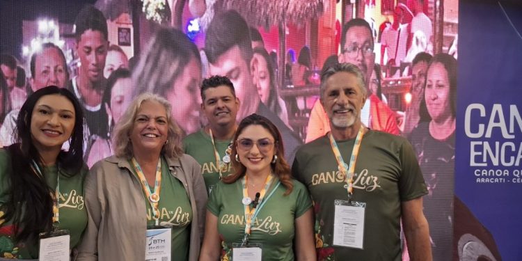 No estande de Canoa Quebrado/CE, a cordialidade dos empreendedores, Andréa Carla (Secretária Executiva da (ASDECQ) - Associação dos Empreendedores de Canoa Quebrada), Marta Soares (Pousada Latitude), Victor Barreto, Gabriele Crippa e Rui Barbosa (ASDECQ) - Foto: Gutemberg Bogéa