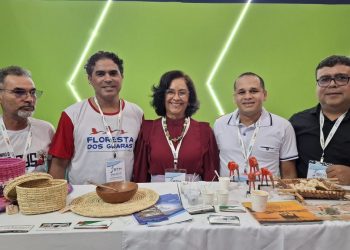 Secretários municipais do Polo Floresta dos Guarás ladeiam a Secretária de Estado do Turismo do Maranhão, Socorro Araújo – Foto: Gutemberg Bogéa