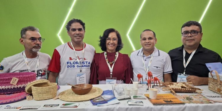 Secretários municipais do Polo Floresta dos Guarás ladeiam a Secretária de Estado do Turismo do Maranhão, Socorro Araújo – Foto: Gutemberg Bogéa