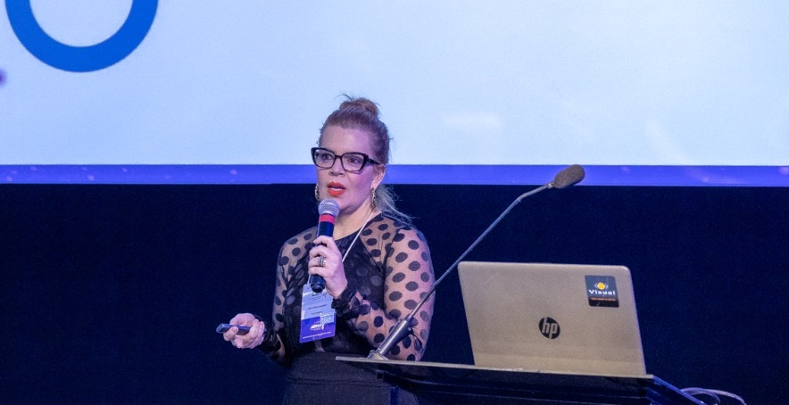 A médica Nadia Hauber, diretora da ABRAN, palestrando sobre saúde da mulher e dos médicos – Foto: Divulgação