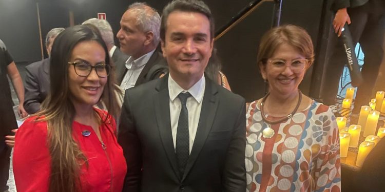 A presidente da ABAV-MA, Dayanna Barbosa, com o ministro do turismo, Celso Sabino, e a diretora da Taguatur Turismo, Virgínia Barros - Foto: Divulgação
